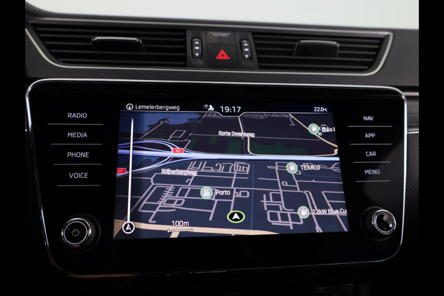 Škoda Superb Combi 1.5 TSI ACT Sportline Business 150 pk Automaat (DSG) | Private lease vanaf 699,-- | Verlengde garantie | Navigatie | Panoramadak | Elektr. trekhaak | Parkeersensoren | Achteruitrijcamera |