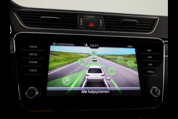 Škoda Superb Combi 1.5 TSI ACT Sportline Business 150 pk Automaat (DSG) | Private lease vanaf 699,-- | Verlengde garantie | Navigatie | Panoramadak | Elektr. trekhaak | Parkeersensoren | Achteruitrijcamera |