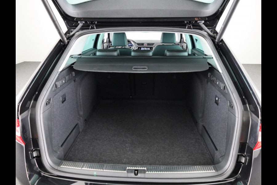 Škoda Superb Combi 1.5 TSI ACT Sportline Business 150 pk Automaat (DSG) | Private lease vanaf 699,-- | Verlengde garantie | Navigatie | Panoramadak | Elektr. trekhaak | Parkeersensoren | Achteruitrijcamera |