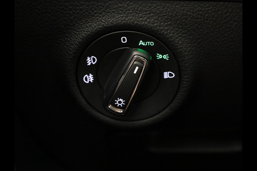 Škoda Superb Combi 1.5 TSI ACT Sportline Business 150 pk Automaat (DSG) | Private lease vanaf 699,-- | Verlengde garantie | Navigatie | Panoramadak | Elektr. trekhaak | Parkeersensoren | Achteruitrijcamera |