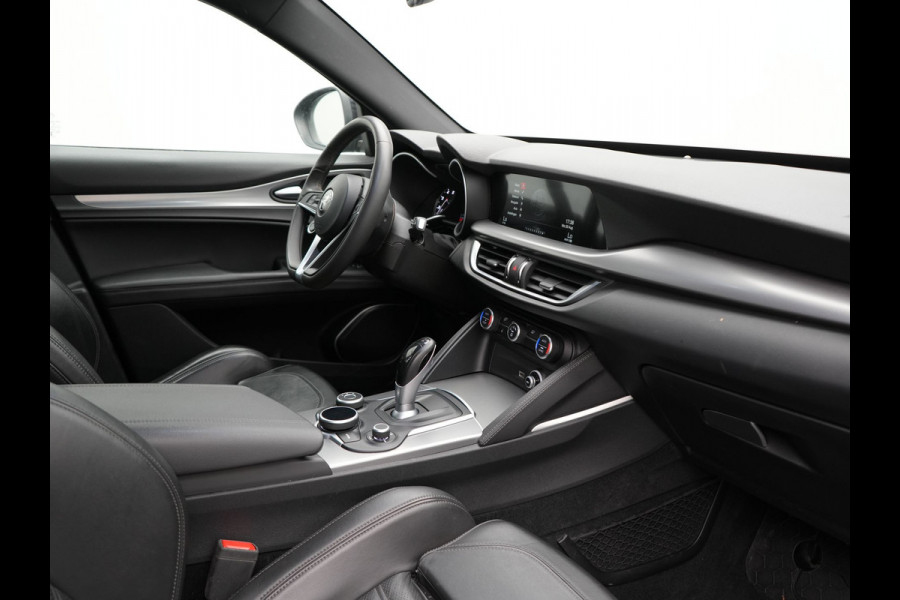 Alfa Romeo Stelvio 2.0 T AWD Super Q4 Automaat 200pk Dealer O.H | Trekhaak Afneembaar | Adaptive Cruise | Camera | Blis | Lederen Sportstoelen Memory & Verwarmd | Navigatie | DAB |