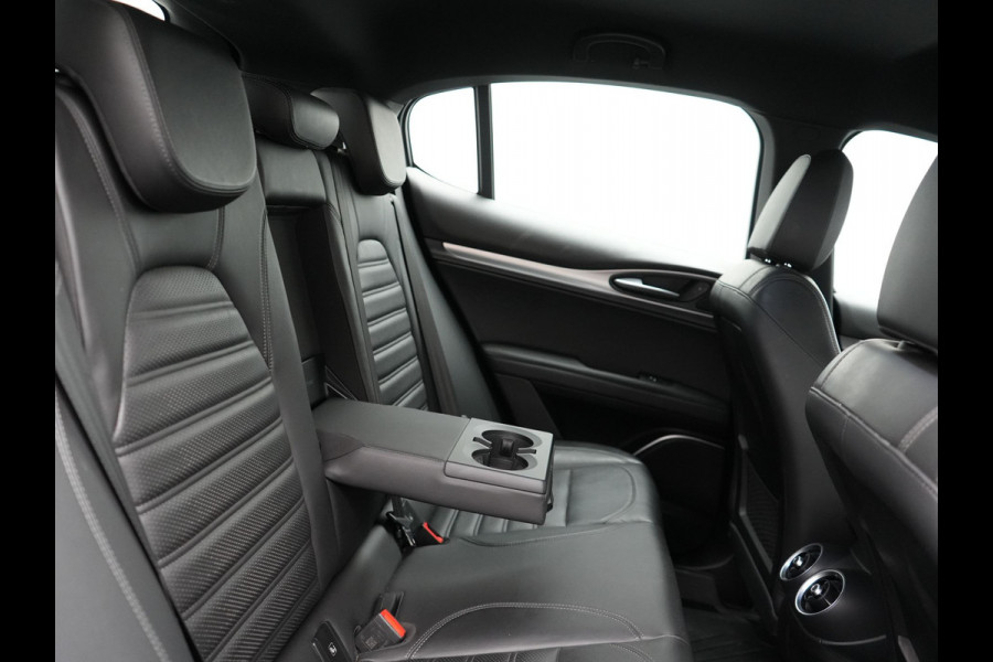 Alfa Romeo Stelvio 2.0 T AWD Super Q4 Automaat 200pk Dealer O.H | Trekhaak Afneembaar | Adaptive Cruise | Camera | Blis | Lederen Sportstoelen Memory & Verwarmd | Navigatie | DAB |
