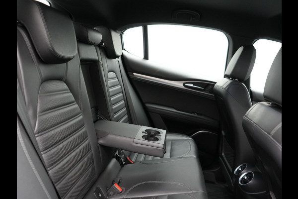 Alfa Romeo Stelvio 2.0 T AWD Super Q4 Automaat 200pk Dealer O.H | Trekhaak Afneembaar | Adaptive Cruise | Camera | Blis | Lederen Sportstoelen Memory & Verwarmd | Navigatie | DAB |