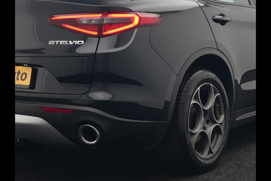 Alfa Romeo Stelvio 2.0 T AWD Super Q4 Automaat 200pk Dealer O.H | Trekhaak Afneembaar | Adaptive Cruise | Camera | Blis | Lederen Sportstoelen Memory & Verwarmd | Navigatie | DAB |
