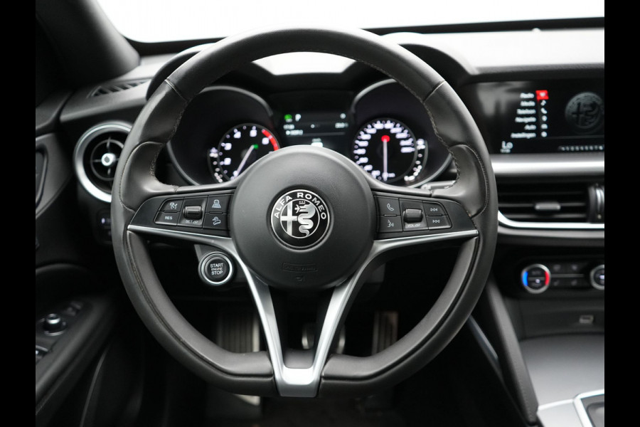 Alfa Romeo Stelvio 2.0 T AWD Super Q4 Automaat 200pk Dealer O.H | Trekhaak Afneembaar | Adaptive Cruise | Camera | Blis | Lederen Sportstoelen Memory & Verwarmd | Navigatie | DAB |