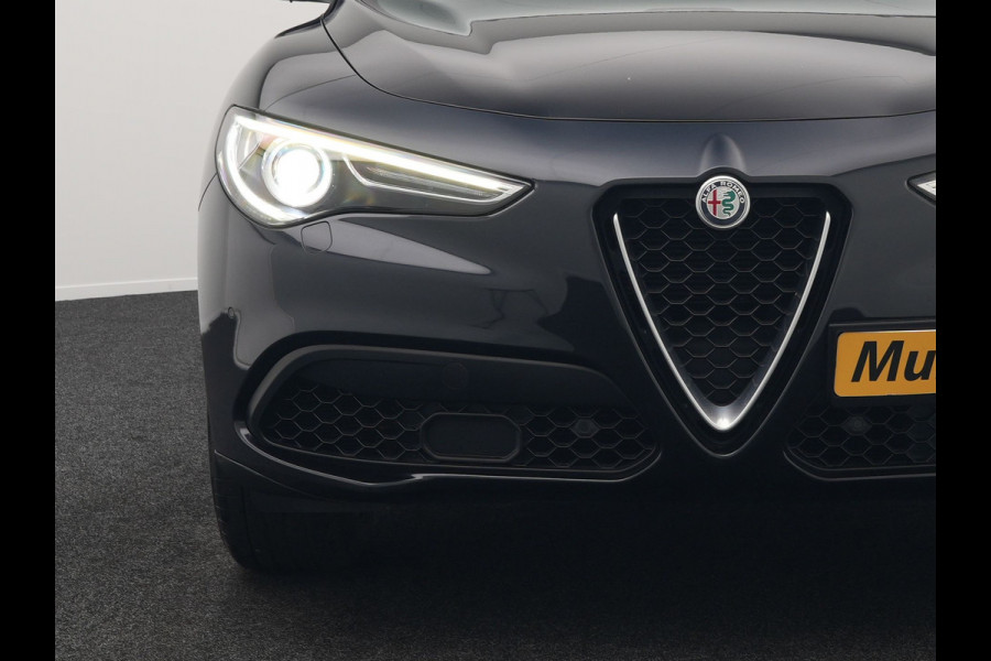 Alfa Romeo Stelvio 2.0 T AWD Super Q4 Automaat 200pk Dealer O.H | Trekhaak Afneembaar | Adaptive Cruise | Camera | Blis | Lederen Sportstoelen Memory & Verwarmd | Navigatie | DAB |