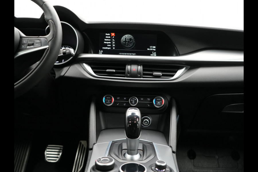 Alfa Romeo Stelvio 2.0 T AWD Super Q4 Automaat 200pk Dealer O.H | Trekhaak Afneembaar | Adaptive Cruise | Camera | Blis | Lederen Sportstoelen Memory & Verwarmd | Navigatie | DAB |