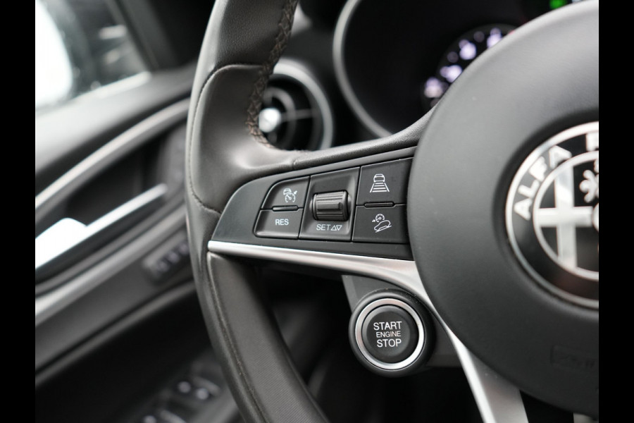 Alfa Romeo Stelvio 2.0 T AWD Super Q4 Automaat 200pk Dealer O.H | Trekhaak Afneembaar | Adaptive Cruise | Camera | Blis | Lederen Sportstoelen Memory & Verwarmd | Navigatie | DAB |