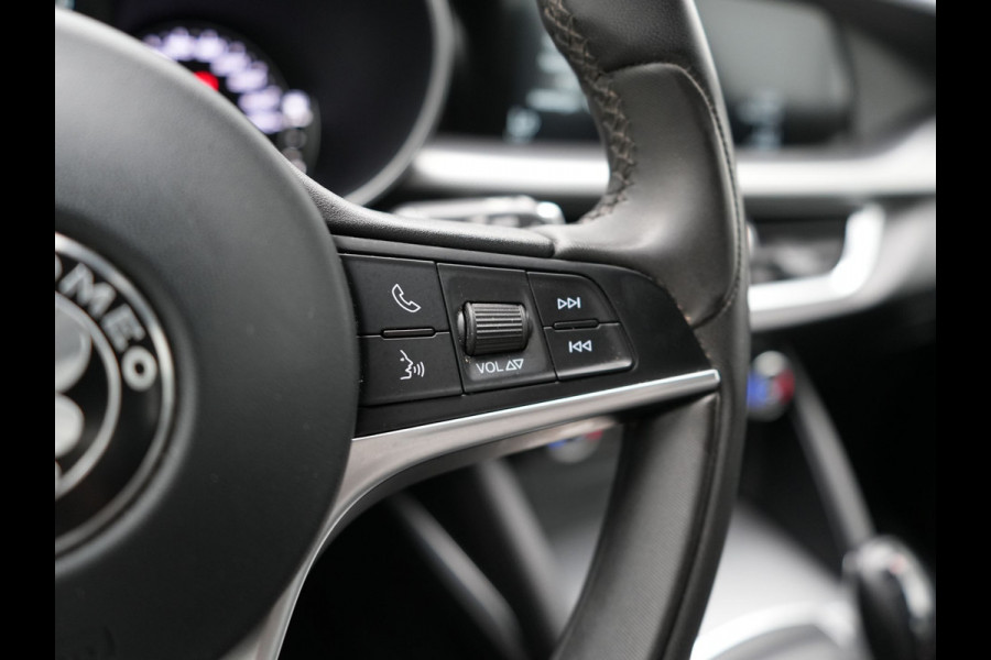 Alfa Romeo Stelvio 2.0 T AWD Super Q4 Automaat 200pk Dealer O.H | Trekhaak Afneembaar | Adaptive Cruise | Camera | Blis | Lederen Sportstoelen Memory & Verwarmd | Navigatie | DAB |