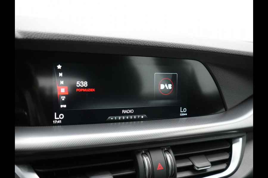 Alfa Romeo Stelvio 2.0 T AWD Super Q4 Automaat 200pk Dealer O.H | Trekhaak Afneembaar | Adaptive Cruise | Camera | Blis | Lederen Sportstoelen Memory & Verwarmd | Navigatie | DAB |