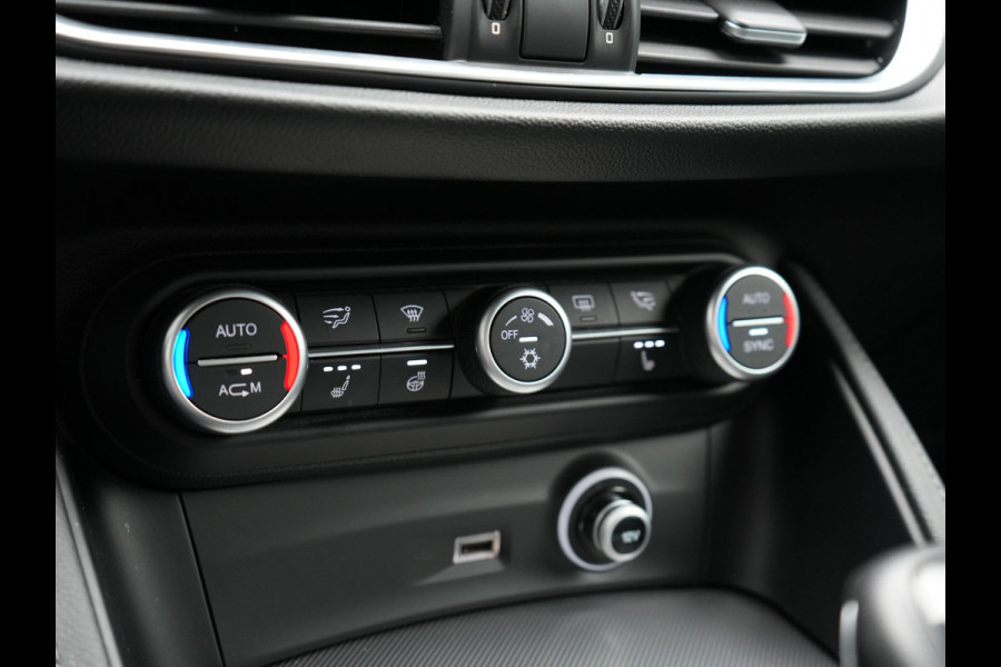 Alfa Romeo Stelvio 2.0 T AWD Super Q4 Automaat 200pk Dealer O.H | Trekhaak Afneembaar | Adaptive Cruise | Camera | Blis | Lederen Sportstoelen Memory & Verwarmd | Navigatie | DAB |