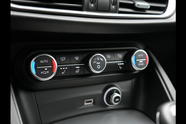 Alfa Romeo Stelvio 2.0 T AWD Super Q4 Automaat 200pk Dealer O.H | Trekhaak Afneembaar | Adaptive Cruise | Camera | Blis | Lederen Sportstoelen Memory & Verwarmd | Navigatie | DAB |