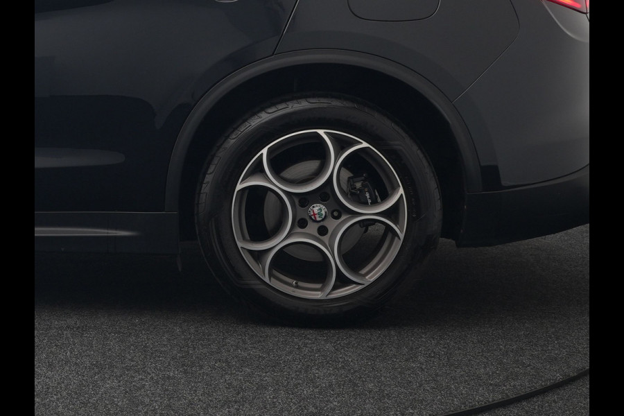Alfa Romeo Stelvio 2.0 T AWD Super Q4 Automaat 200pk Dealer O.H | Trekhaak Afneembaar | Adaptive Cruise | Camera | Blis | Lederen Sportstoelen Memory & Verwarmd | Navigatie | DAB |