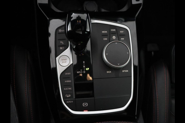 BMW X3 xDrive30e M Sport | Panoramadak | Leder | Head-Up | LaserLight | Trekhaak | Stoelverwarming | Camera | Carplay | Live Cockpit | Sportstoelen | Navigatie | Individual Lak | PHEV | Plug In