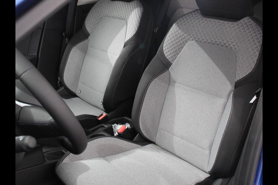 Mitsubishi Colt 1.6 HEV Automaat Intense Navigatie d.m.v. Apple Carplay/Android Auto Camera Climate Control Cruise Control Lichtmetalen velgen Extra Getint Glas Digitale Cockpit