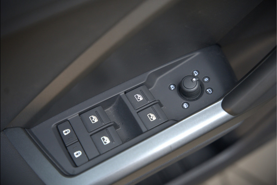 Audi Q3 40 TFSI quattro S Line Pro Line S | 190 PK | Panoramadak | Matrix Led | Stoelverwarming | Leer | Dodehoekdetectie | Automaat | BTW | Black Edition | Cruise Control | Virtual | Navigatie | Dealer Onderhouden |