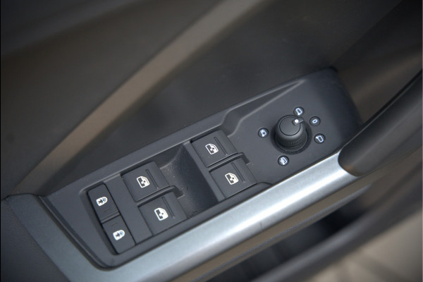 Audi Q3 40 TFSI quattro S Line Pro Line S | 190 PK | Panoramadak | Matrix Led | Stoelverwarming | Leer | Dodehoekdetectie | Automaat | BTW | Black Edition | Cruise Control | Virtual | Navigatie | Dealer Onderhouden |