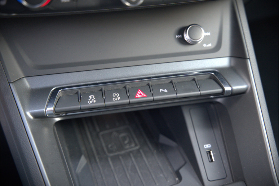Audi Q3 40 TFSI quattro S Line Pro Line S | 190 PK | Panoramadak | Matrix Led | Stoelverwarming | Leer | Dodehoekdetectie | Automaat | BTW | Black Edition | Cruise Control | Virtual | Navigatie | Dealer Onderhouden |