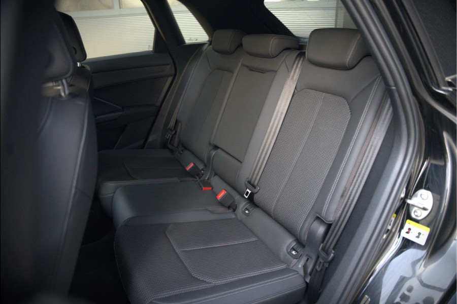 Audi Q3 40 TFSI quattro S Line Pro Line S | 190 PK | Panoramadak | Matrix Led | Stoelverwarming | Leer | Dodehoekdetectie | Automaat | BTW | Black Edition | Cruise Control | Virtual | Navigatie | Dealer Onderhouden |