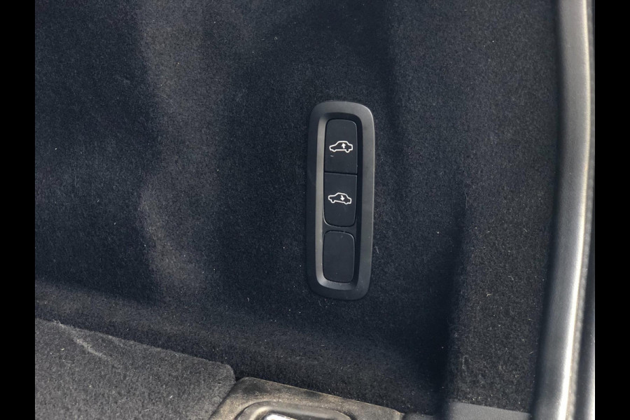 Volvo XC60 2.0 T6 AWD Momentum | Pano, Luchtvering, 360 Camera, Stoelverw., Carplay/Android, Virt. Cockp. | 1e Eigenaar |