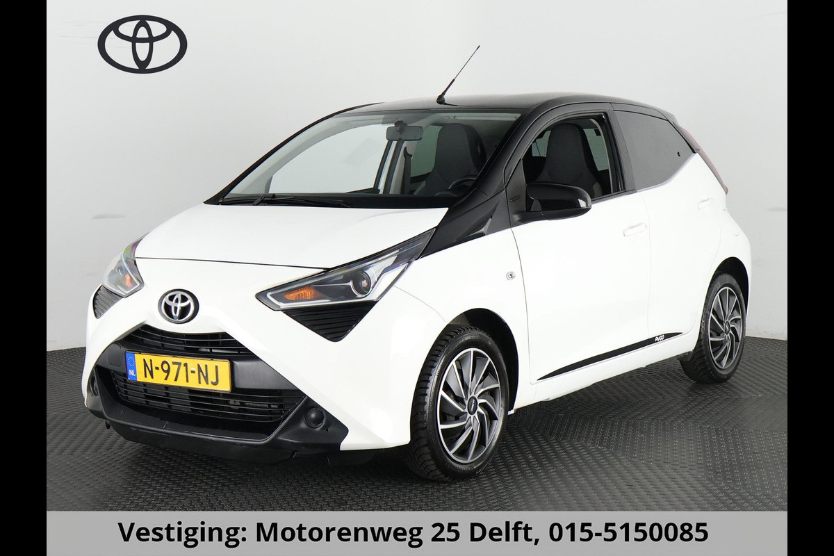 Toyota Aygo 1.0 VVT-i X-PLAY BITONE CARPLAY NAVI AIRCO. CAMERA. BLUETOOTH. Toyota Aygo 1.0 VVT-i X-PLAY BITONE CARPLAY NAVI AIRCO. CAMERA. BLUETOOTH.