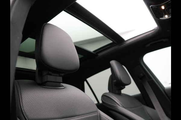 Mercedes-Benz GLC 300e 4MATIC AMG Line Plug In Hybrid 313pk PHEV | Luchtvering | Trekhaak af Fabriek | Panodak | 4 Wielbesturing | 360 Camera |  Lederen Sportstoelen Massage & Ventilatie | Adaptive Cruise