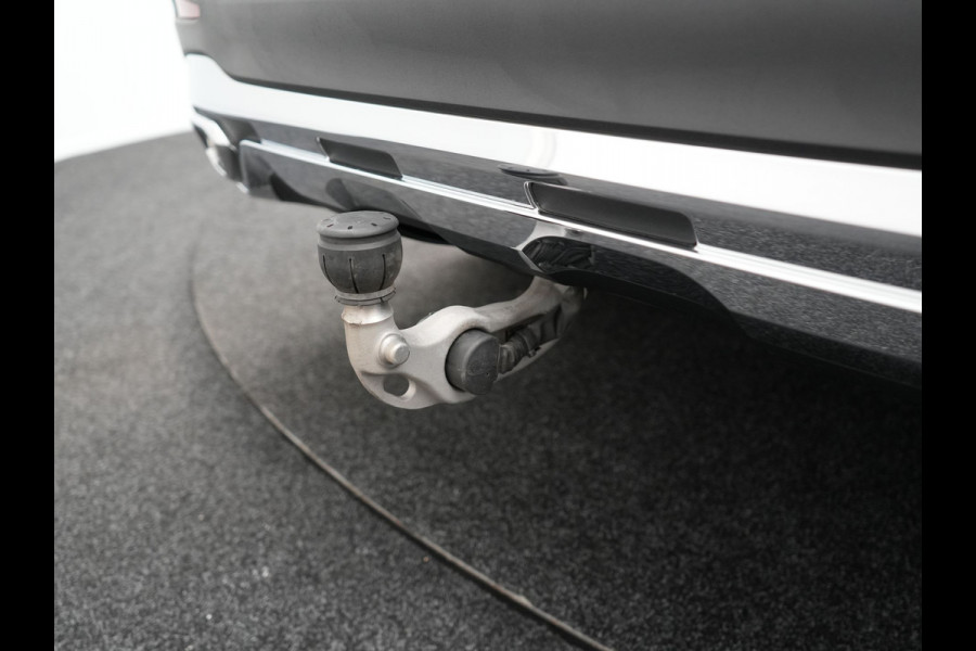 Mercedes-Benz GLC 300e 4MATIC AMG Line Plug In Hybrid 313pk PHEV | Luchtvering | Trekhaak af Fabriek | Panodak | 4 Wielbesturing | 360 Camera |  Lederen Sportstoelen Massage & Ventilatie | Adaptive Cruise