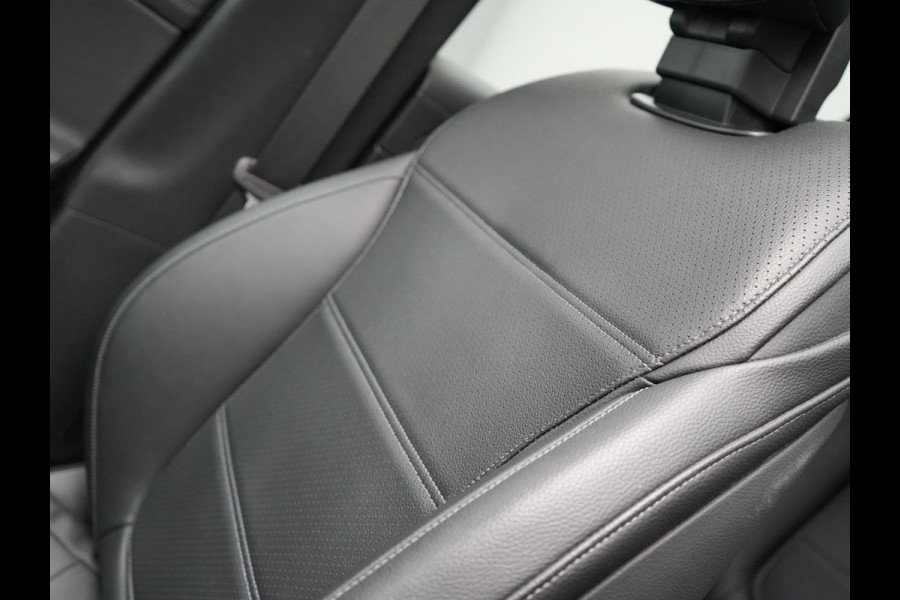 Mercedes-Benz GLC 300e 4MATIC AMG Line Plug In Hybrid 313pk PHEV | Luchtvering | Trekhaak af Fabriek | Panodak | 4 Wielbesturing | 360 Camera |  Lederen Sportstoelen Massage & Ventilatie | Adaptive Cruise