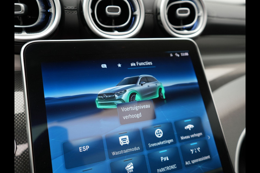 Mercedes-Benz GLC 300e 4MATIC AMG Line Plug In Hybrid 313pk PHEV | Luchtvering | Trekhaak af Fabriek | Panodak | 4 Wielbesturing | 360 Camera |  Lederen Sportstoelen Massage & Ventilatie | Adaptive Cruise