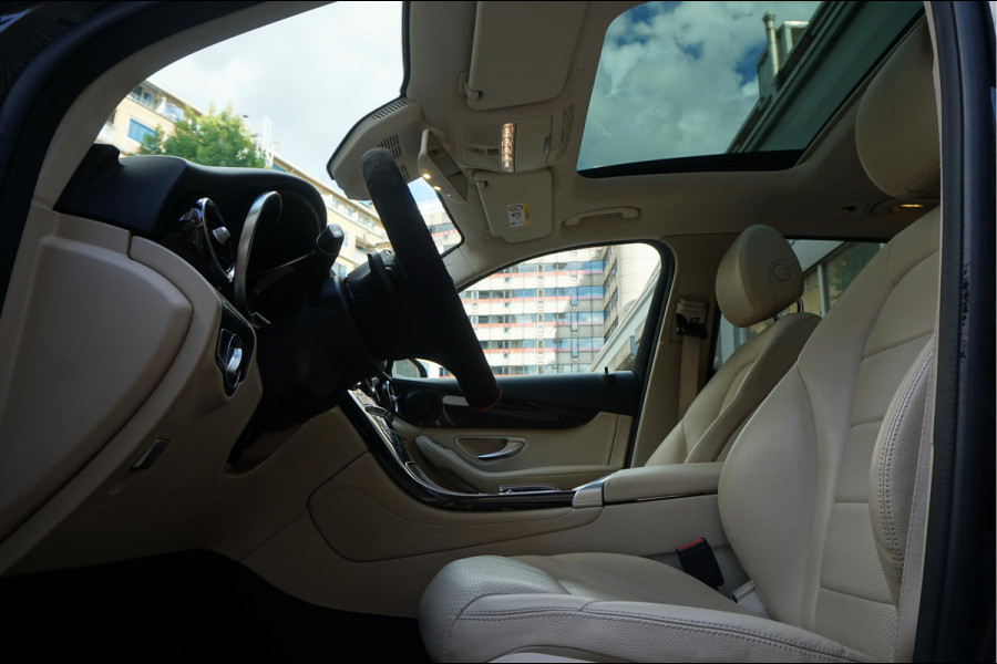 Mercedes-Benz GLC 200 Business Solution Limited | Origineel NL | Panoramadak | Trekhaak | Adaptive + Lane Departure | 360 camera | Apple Carplay | Geperforreerd lederen interieur | AMG sportvelgen