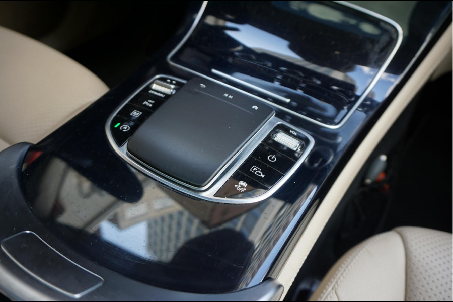 Mercedes-Benz GLC 200 Business Solution Limited | Origineel NL | Panoramadak | Trekhaak | Adaptive + Lane Departure | 360 camera | Apple Carplay | Geperforreerd lederen interieur | AMG sportvelgen