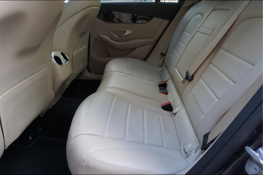 Mercedes-Benz GLC 200 Business Solution Limited | Origineel NL | Panoramadak | Trekhaak | Adaptive + Lane Departure | 360 camera | Apple Carplay | Geperforreerd lederen interieur | AMG sportvelgen