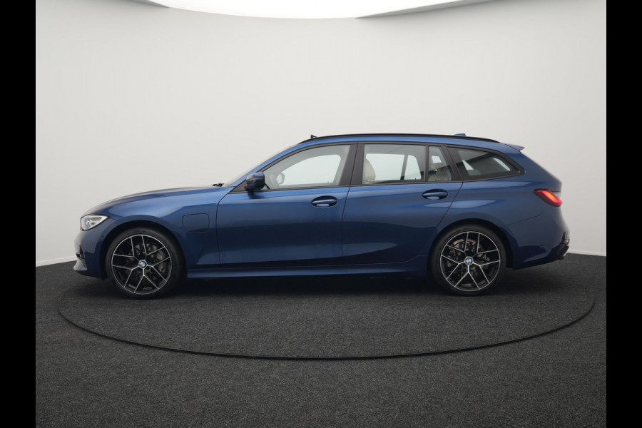 BMW 3 Serie Touring 330e Plug in Hybrid 293pk Dealer O.H | PHEV | Trekhaak Afneembaar | Panodak | Camera | 19" L.M |  Apple Carplay | LED | Leder | DAB |