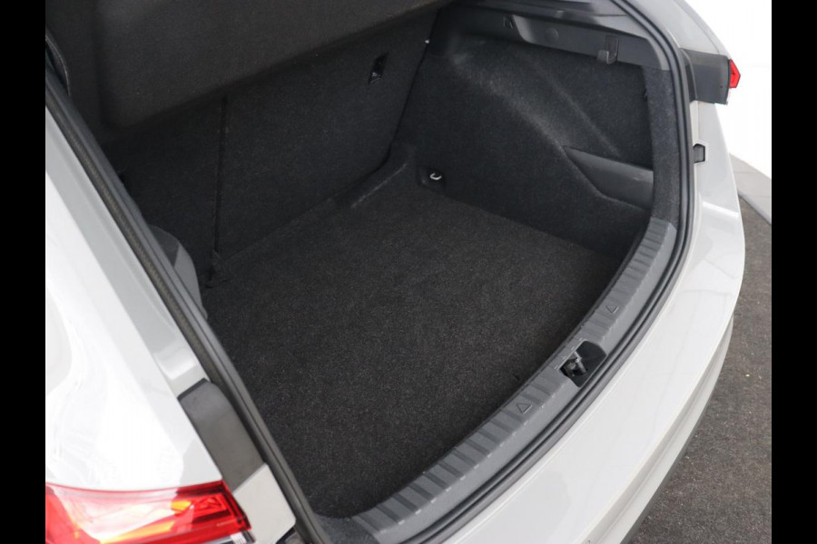 Škoda SCALA 1.0 TSI Ambition | Carplay | Parkeerhulp | Full LED | Dakspoiler | Cruise control | Airco DAB | Getint glas