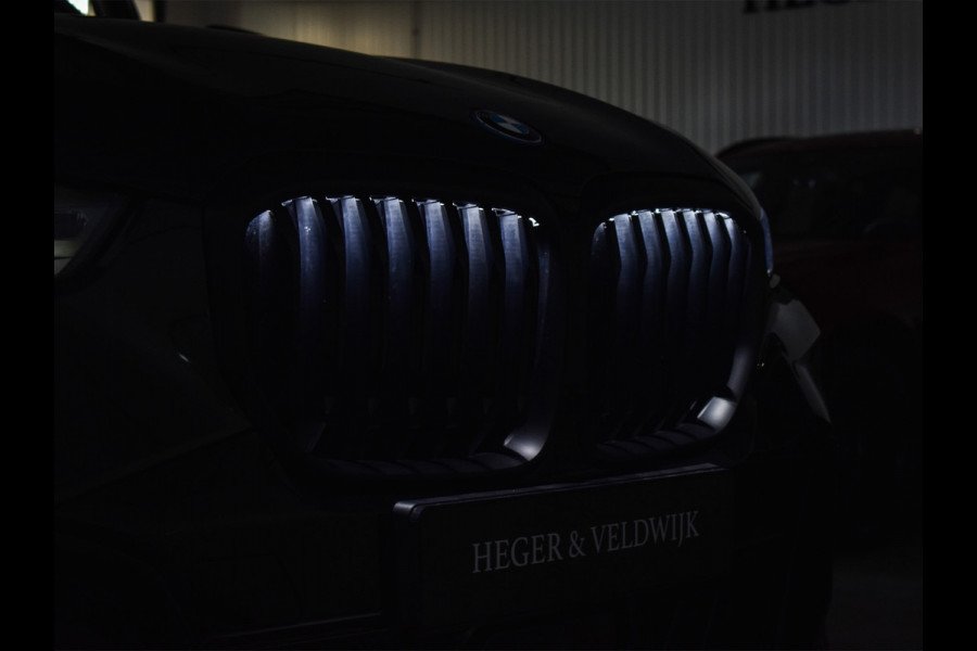 BMW X5 xDrive50e | M-SPORT | ICONIC GLOW | COMFORT ACCESS | CARBON INLEG | SOFT-CLOSE | TREKHAAK | PANORAMADAK | COMFORT SEATS | ADAPTI