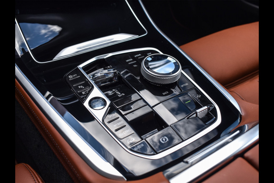 BMW X5 xDrive50e | M-SPORT | ICONIC GLOW | COMFORT ACCESS | CARBON INLEG | SOFT-CLOSE | TREKHAAK | PANORAMADAK | COMFORT SEATS | ADAPTI