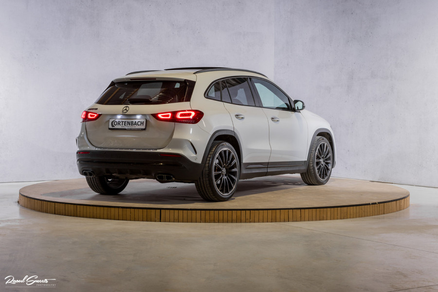 Mercedes-Benz GLA 180 Business Solution AMG | Panorama dak | Memory stoelen | Matrix led | Apple carplay |