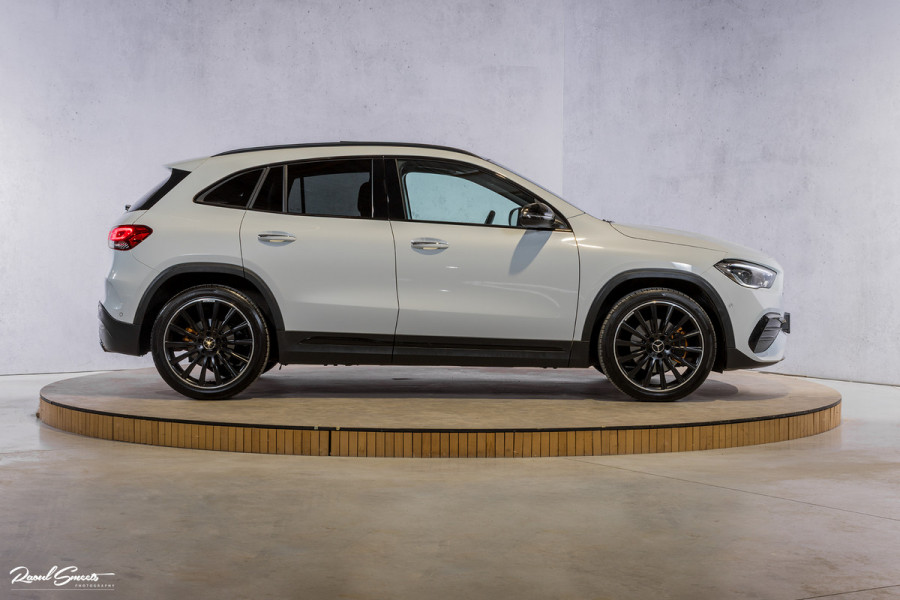 Mercedes-Benz GLA 180 Business Solution AMG | Panorama dak | Memory stoelen | Matrix led | Apple carplay |