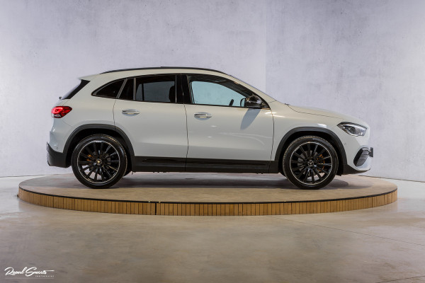 Mercedes-Benz GLA 180 Business Solution AMG | Panorama dak | Memory stoelen | Matrix led | Apple carplay |