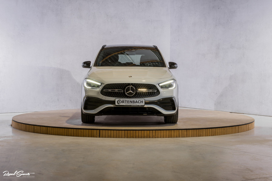 Mercedes-Benz GLA 180 Business Solution AMG | Panorama dak | Memory stoelen | Matrix led | Apple carplay |
