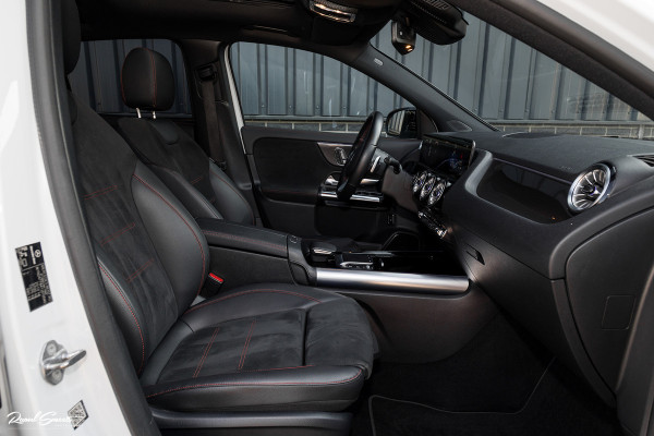Mercedes-Benz GLA 180 Business Solution AMG | Panorama dak | Memory stoelen | Matrix led | Apple carplay |