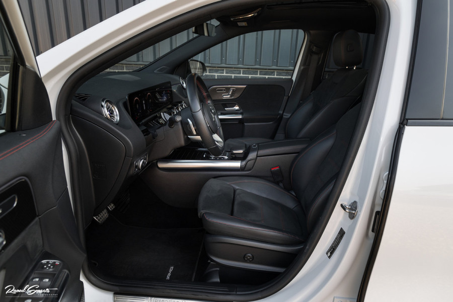 Mercedes-Benz GLA 180 Business Solution AMG | Panorama dak | Memory stoelen | Matrix led | Apple carplay |
