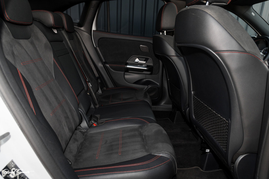 Mercedes-Benz GLA 180 Business Solution AMG | Panorama dak | Memory stoelen | Matrix led | Apple carplay |