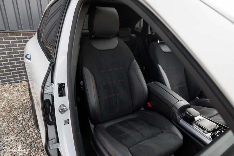Mercedes-Benz GLA 180 Business Solution AMG | Panorama dak | Memory stoelen | Matrix led | Apple carplay |
