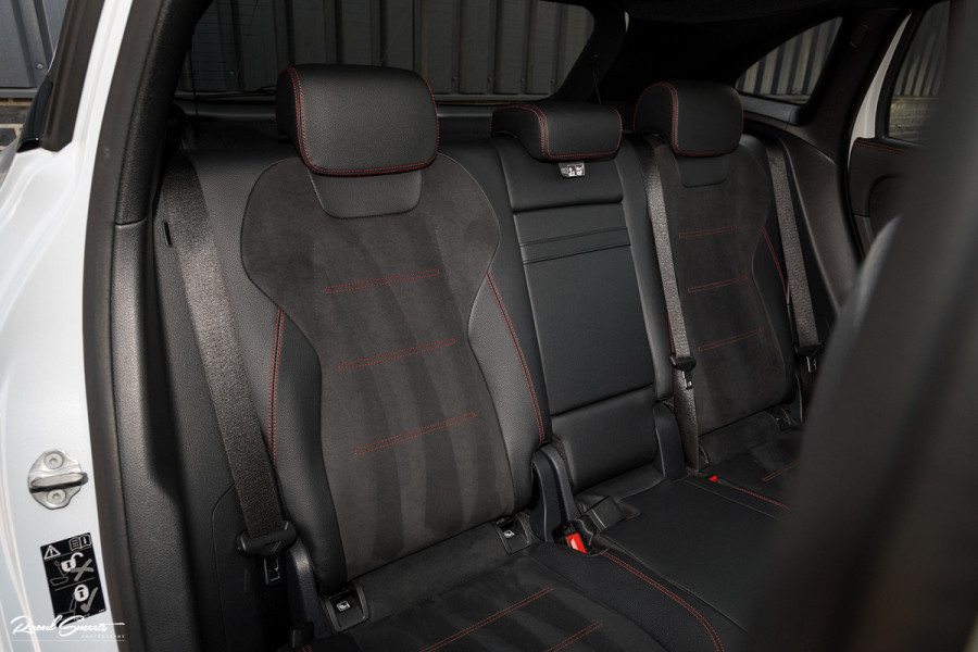 Mercedes-Benz GLA 180 Business Solution AMG | Panorama dak | Memory stoelen | Matrix led | Apple carplay |