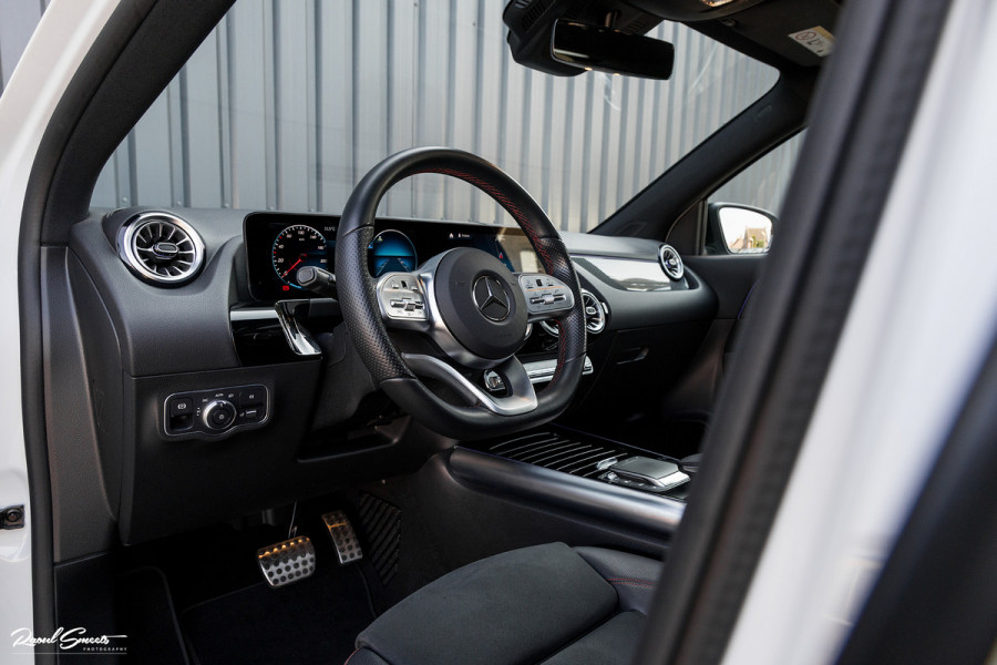 Mercedes-Benz GLA 180 Business Solution AMG | Panorama dak | Memory stoelen | Matrix led | Apple carplay |