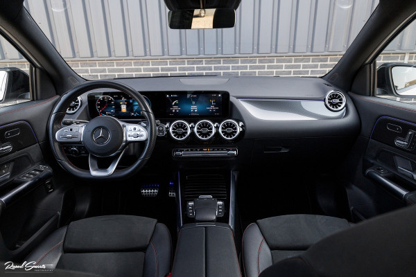 Mercedes-Benz GLA 180 Business Solution AMG | Panorama dak | Memory stoelen | Matrix led | Apple carplay |