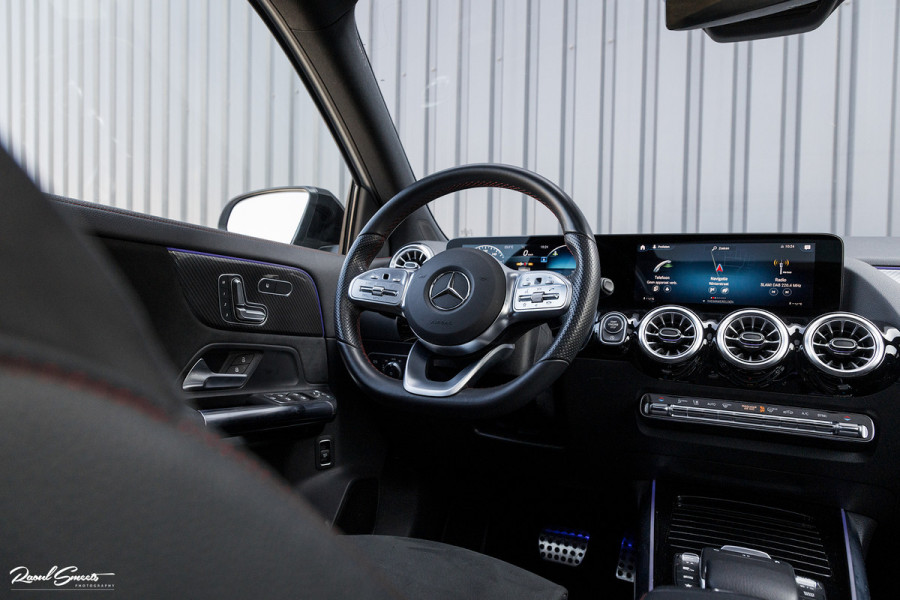 Mercedes-Benz GLA 180 Business Solution AMG | Panorama dak | Memory stoelen | Matrix led | Apple carplay |