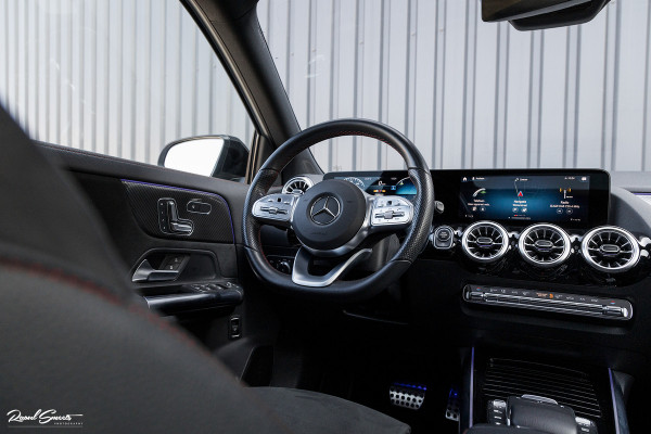 Mercedes-Benz GLA 180 Business Solution AMG | Panorama dak | Memory stoelen | Matrix led | Apple carplay |