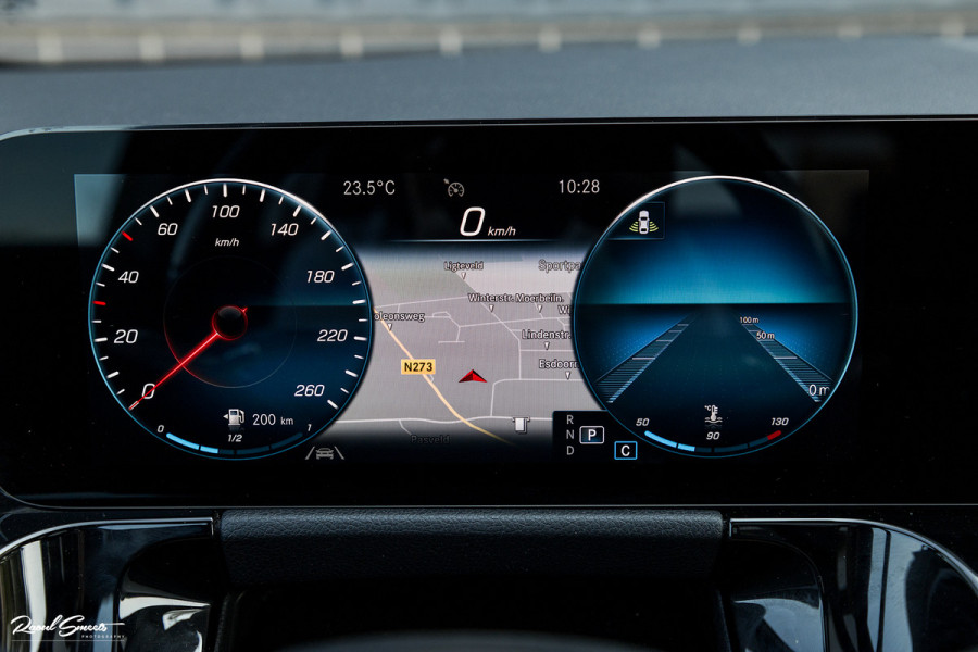 Mercedes-Benz GLA 180 Business Solution AMG | Panorama dak | Memory stoelen | Matrix led | Apple carplay |